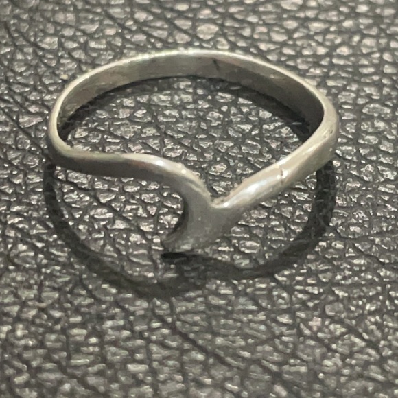 Sterling .925 OCEAN WAVE RING Sterling Silver Fine Jewelry Size 4.5 - Picture 2 of 4